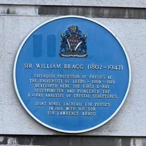 Sir William Bragg blue plaque outside Sir Henry Bragg building